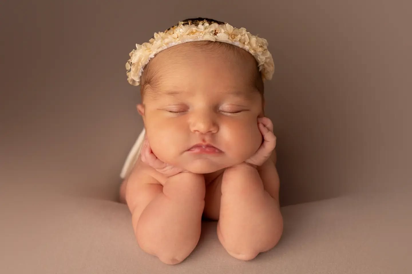 Merveille 🥰💕
Cette photo est un assemblage de 2 photos ou le bébé est tenu par la maman à chaque instant. Ne reproduisez pas ça chez vous 😆
Petite bouille d'amour ❤️
Les séances nouveau né se réalisent dans les 15 premiers jours de vie 🩷 si ça t'intéresse contacte moi 💓
www.missjuliephotographie.com