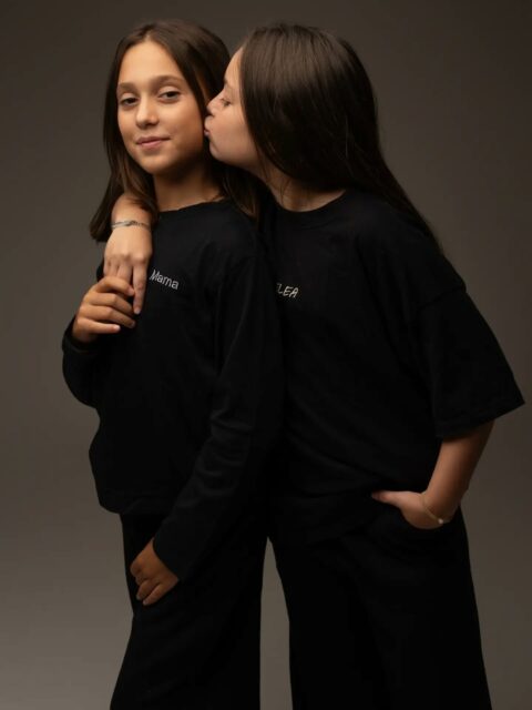 Une amitié comme ça ou rien ❤️
E M M A & E L E A 💕
Des années d'amitié, des rires (beaucoup), des souvenirs... Et une belle complicité à immortaliser.
Elles se connaissent depuis l'âge de 7 ans, et aujourd'hui, a 11 ans, leur amitié a déjà une jolie histoire à raconter.🤍
Un shooting entre "best", c'est bien plus que des photos : c'est garder une trace de ces petits moments de complicité qui rendent l'enfance si précieuse.💖
📸 Et si tu offrais à ton enfant une séance photos avec sa meilleure amie ?
N'hésite pluuuuuus et contacte moi 😆❤️
www.missjuliephotographie.com