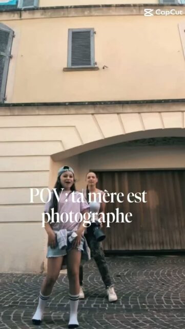 Ma fille, l’une des personnes les plus inspirantes de ma vie. 🤍
POV : ta mère est photographe…
Alors forcément, tu as des milliers de photos.
Des petits détails, des éclats de rire, des grimaces, des moments banals devenus précieux avec le temps.
Et puis un jour, tu regardes toutes ces images et tu réalises à quel point le temps est passé trooooop vite 😭.
Elle avait quelques jours.
Puis quelques mois.
Puis quelques années.
Et aujourd’hui, elle a 11 ans. Quoiii déjà 🥹
Photographier, pour moi, ce n’est pas seulement créer de belles images.
C’est garder une trace.
C’est pouvoir revenir, des années plus tard, à une époque qu’on croyait ne jamais oublier.
Parce que les souvenirs s’effacent un peu…
Les visages changent.
Les voix grandissent.
Les petites mains deviennent grandes.
Mais une photographie nous permet de revenir, l’espace d’un instant, à ce que l’on ressentait.🥰
Je sais qu’un jour, ces photos seront bien plus que des images.
Elles seront des morceaux de son enfance.
Et des morceaux de la mienne aussi.
Alors photographiez vos enfants, vous ne le regretterez jamais 💕
www.missjuliephotographie.com