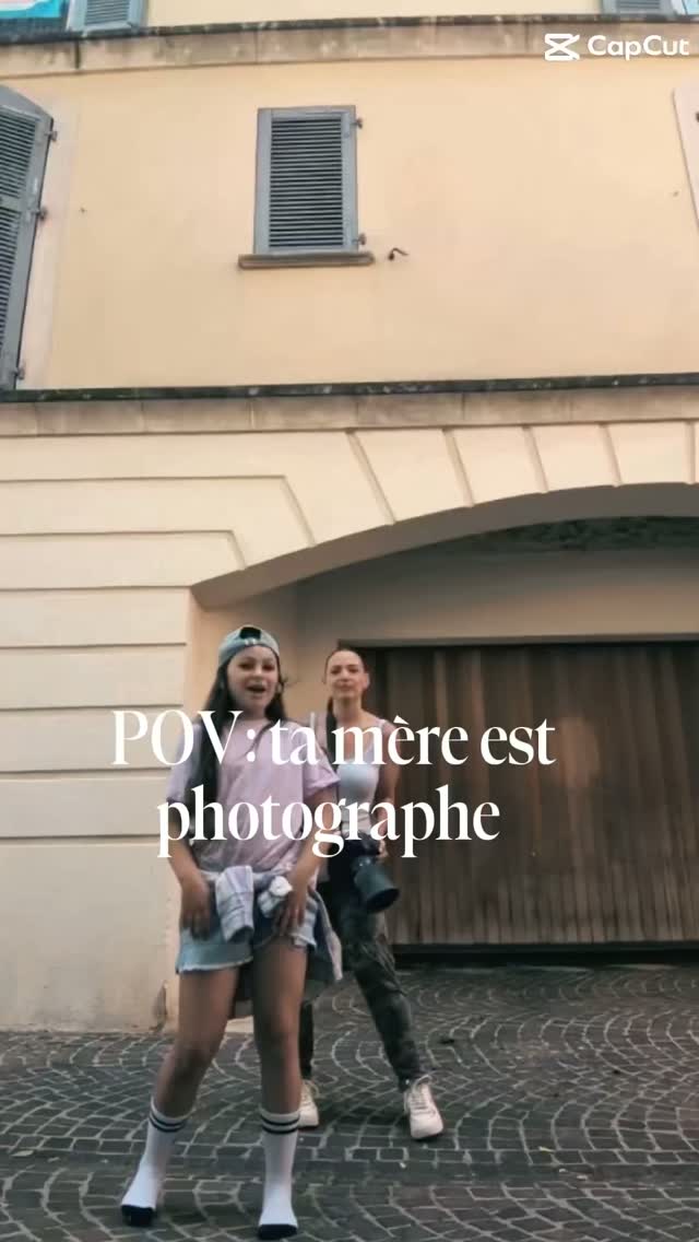 Ma fille, l’une des personnes les plus inspirantes de ma vie. 🤍
POV : ta mère est photographe…
Alors forcément, tu as des milliers de photos.
Des petits détails, des éclats de rire, des grimaces, des moments banals devenus précieux avec le temps.
Et puis un jour, tu regardes toutes ces images et tu réalises à quel point le temps est passé trooooop vite 😭.
Elle avait quelques jours.
Puis quelques mois.
Puis quelques années.
Et aujourd’hui, elle a 11 ans. Quoiii déjà 🥹
Photographier, pour moi, ce n’est pas seulement créer de belles images.
C’est garder une trace.
C’est pouvoir revenir, des années plus tard, à une époque qu’on croyait ne jamais oublier.
Parce que les souvenirs s’effacent un peu…
Les visages changent.
Les voix grandissent.
Les petites mains deviennent grandes.
Mais une photographie nous permet de revenir, l’espace d’un instant, à ce que l’on ressentait.🥰
Je sais qu’un jour, ces photos seront bien plus que des images.
Elles seront des morceaux de son enfance.
Et des morceaux de la mienne aussi.
Alors photographiez vos enfants, vous ne le regretterez jamais 💕
www.missjuliephotographie.com